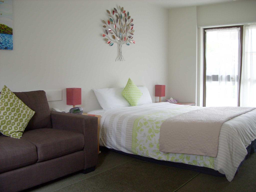 Tudor Court Motel Крайстчърч Екстериор снимка