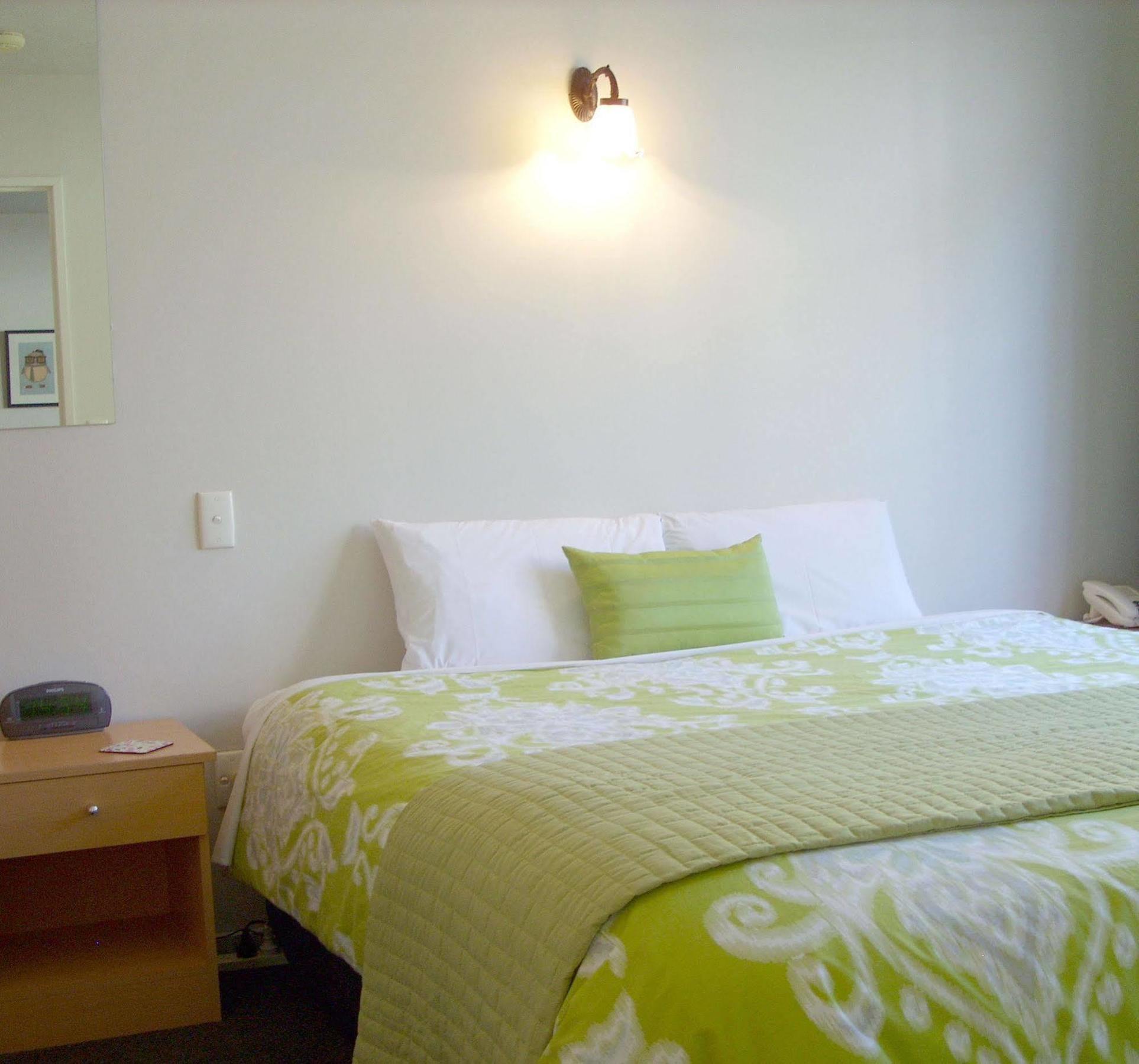 Tudor Court Motel Крайстчърч Екстериор снимка