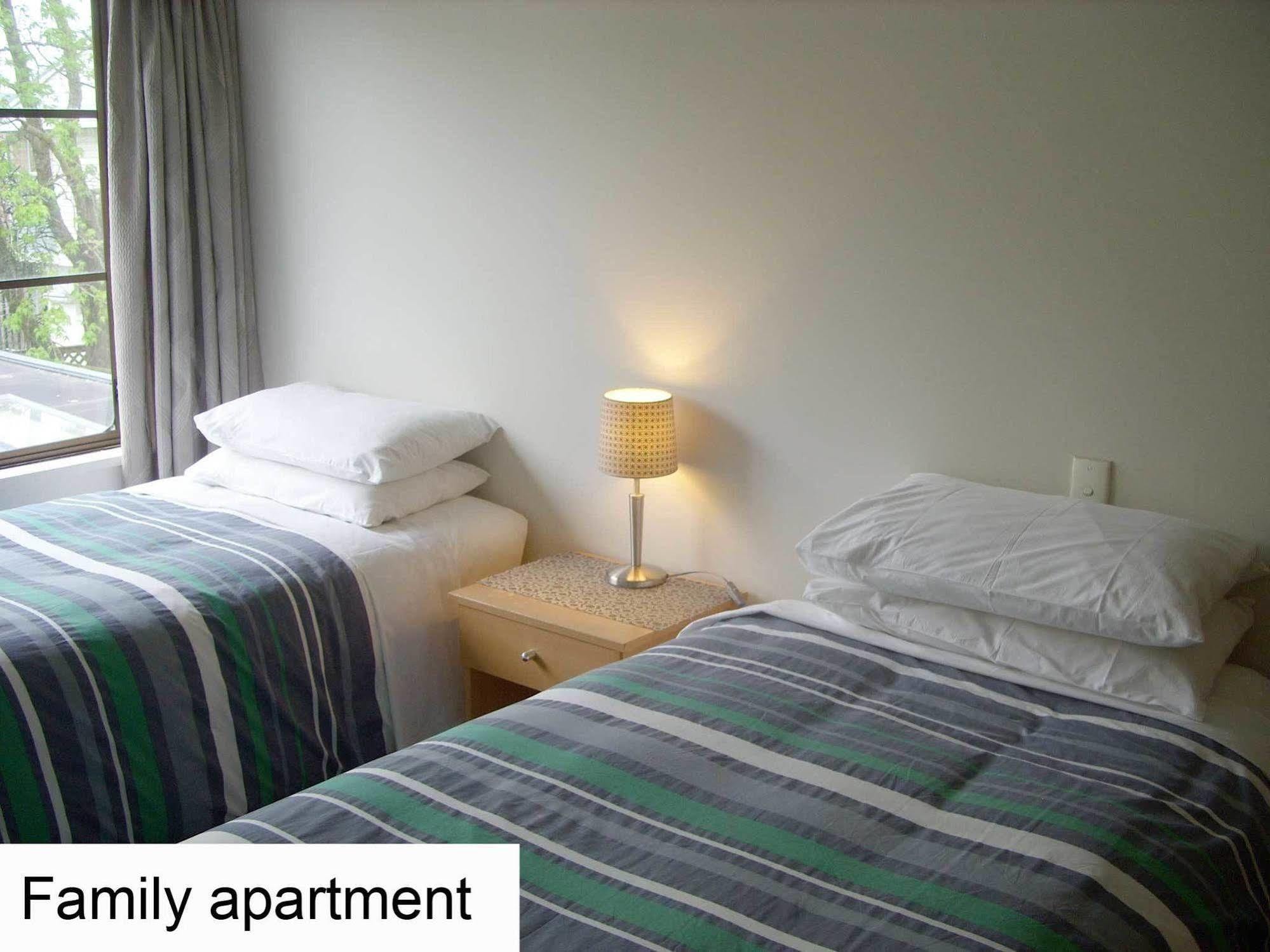 Tudor Court Motel Крайстчърч Екстериор снимка