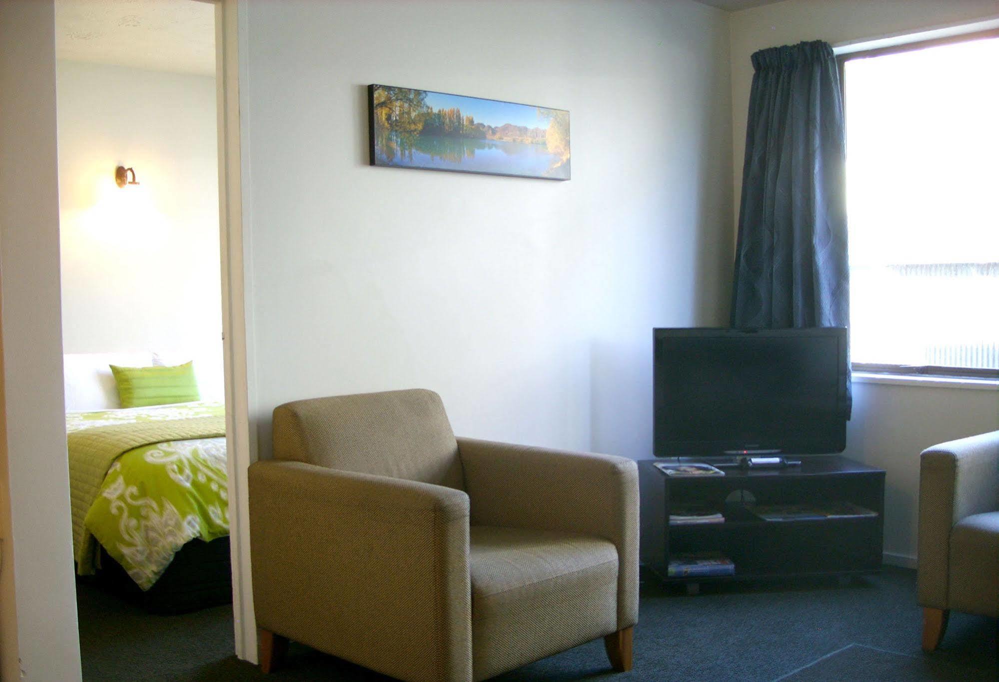 Tudor Court Motel Крайстчърч Екстериор снимка