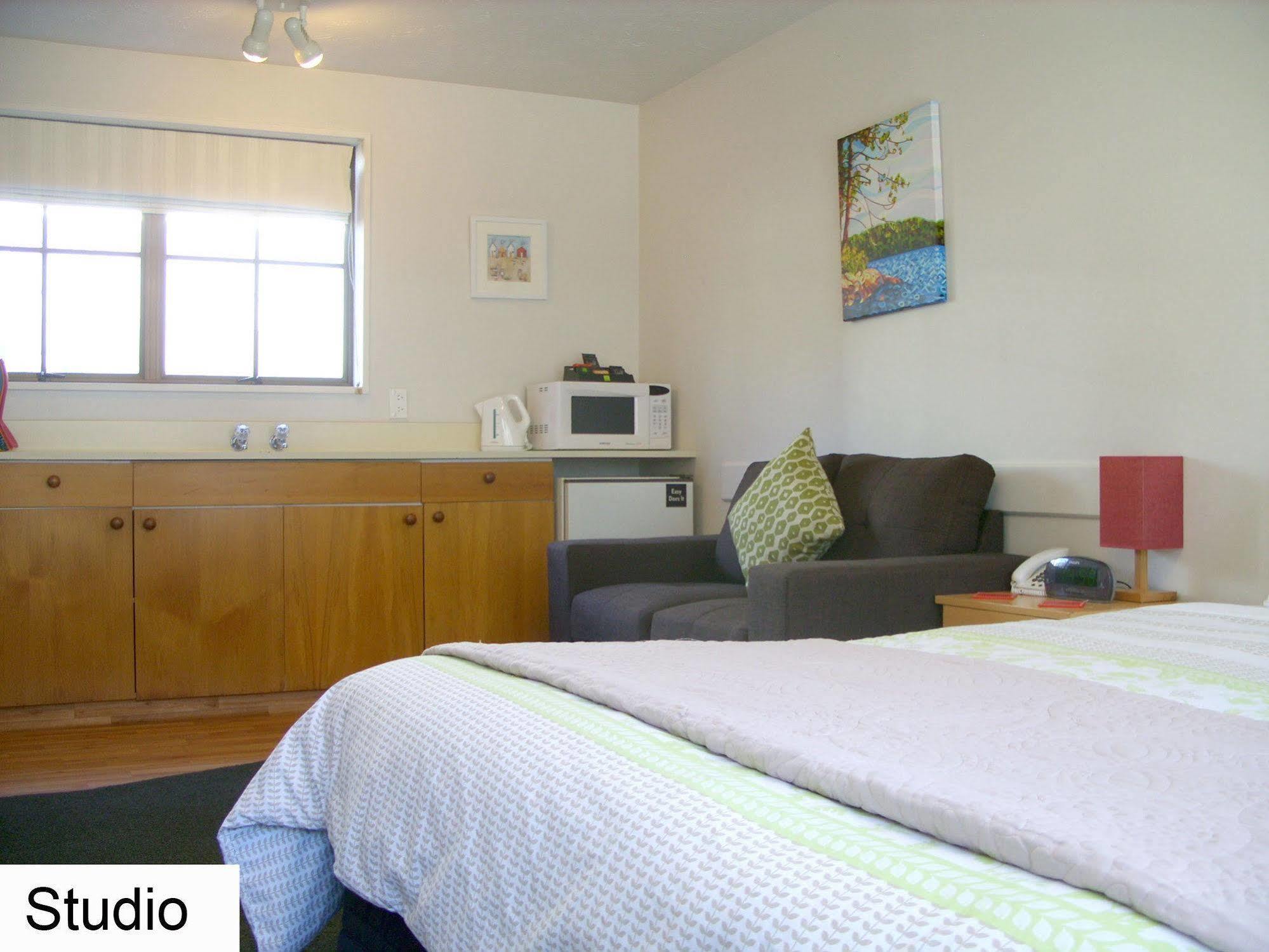 Tudor Court Motel Крайстчърч Екстериор снимка