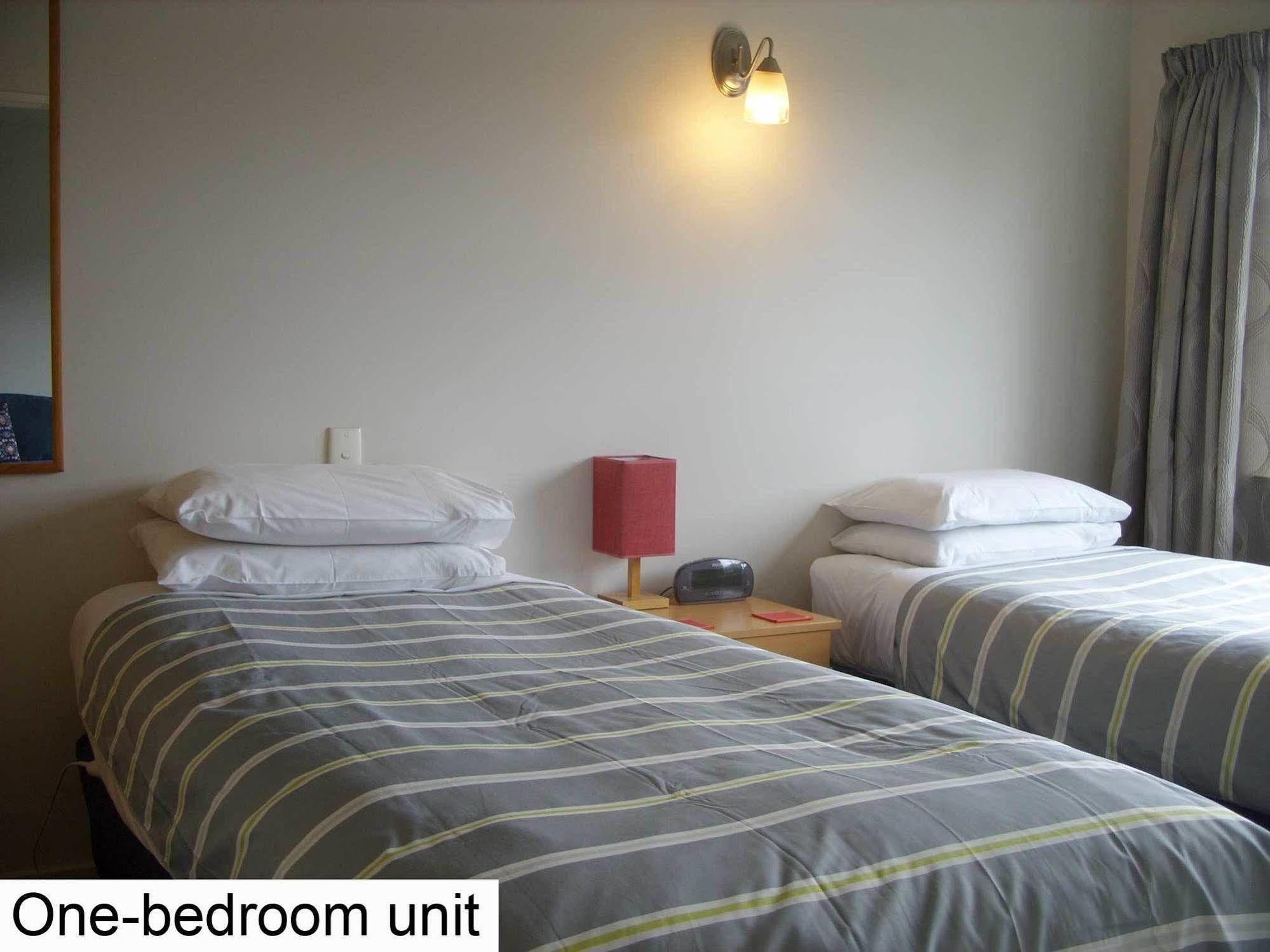 Tudor Court Motel Крайстчърч Екстериор снимка