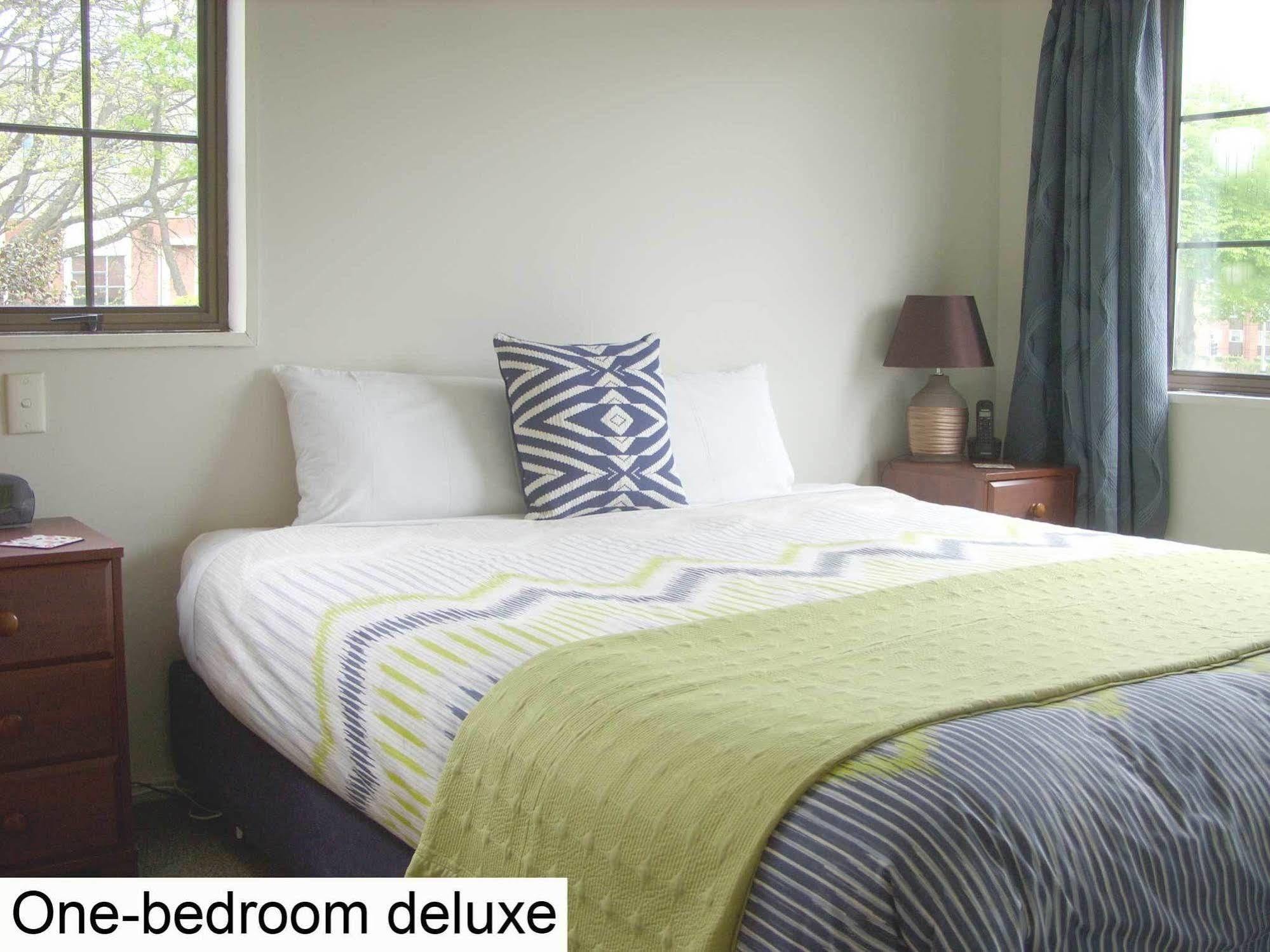 Tudor Court Motel Крайстчърч Екстериор снимка