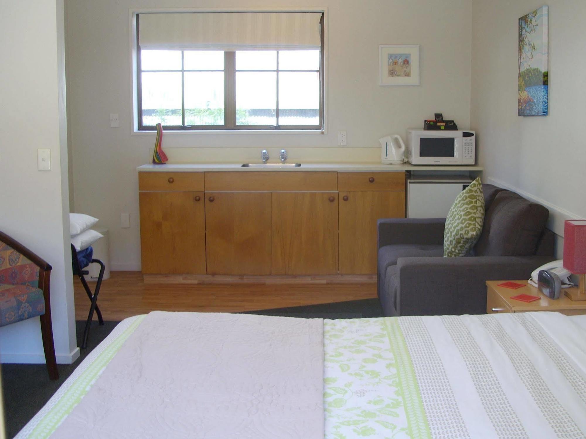 Tudor Court Motel Крайстчърч Екстериор снимка