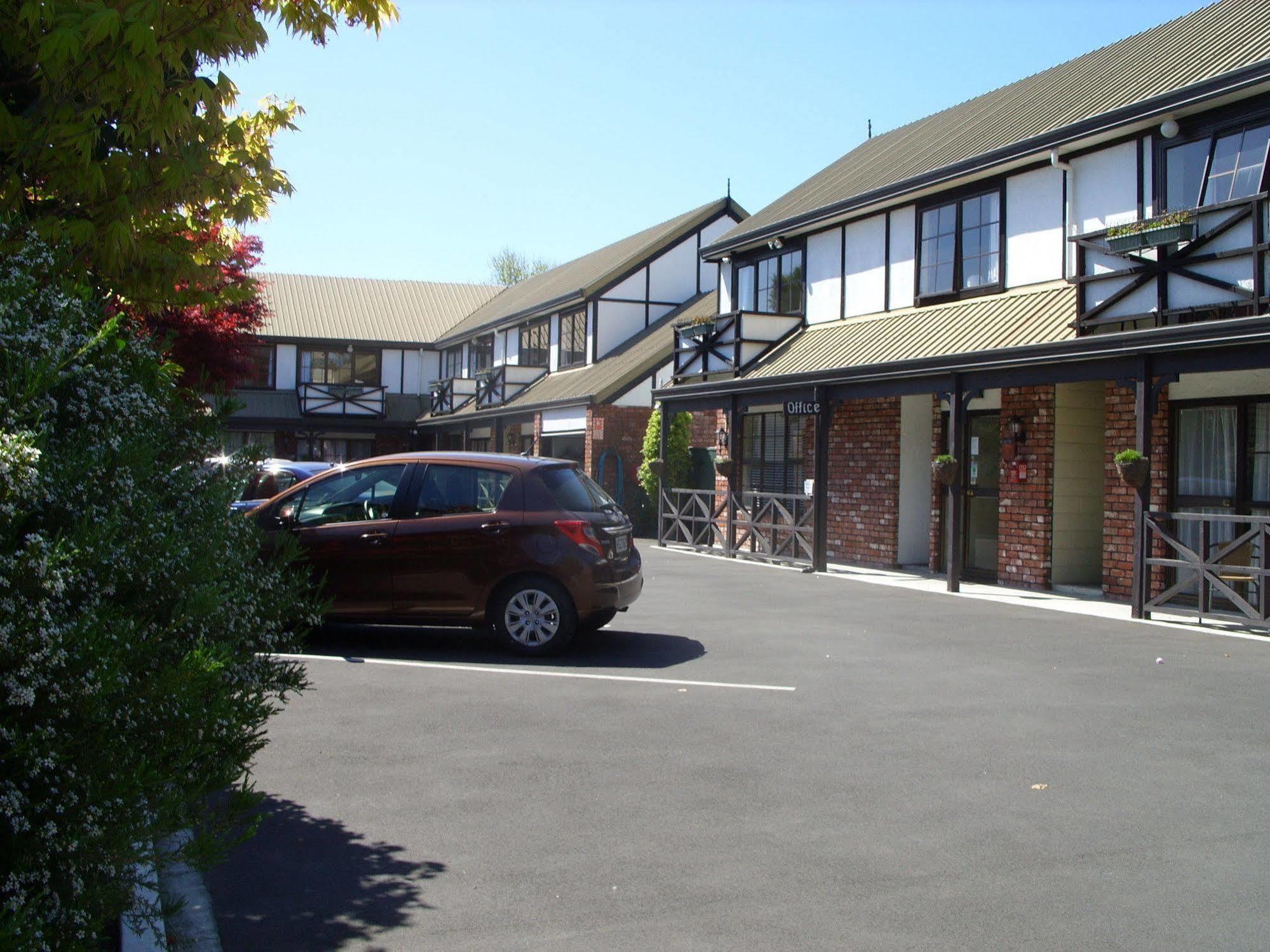 Tudor Court Motel Крайстчърч Екстериор снимка